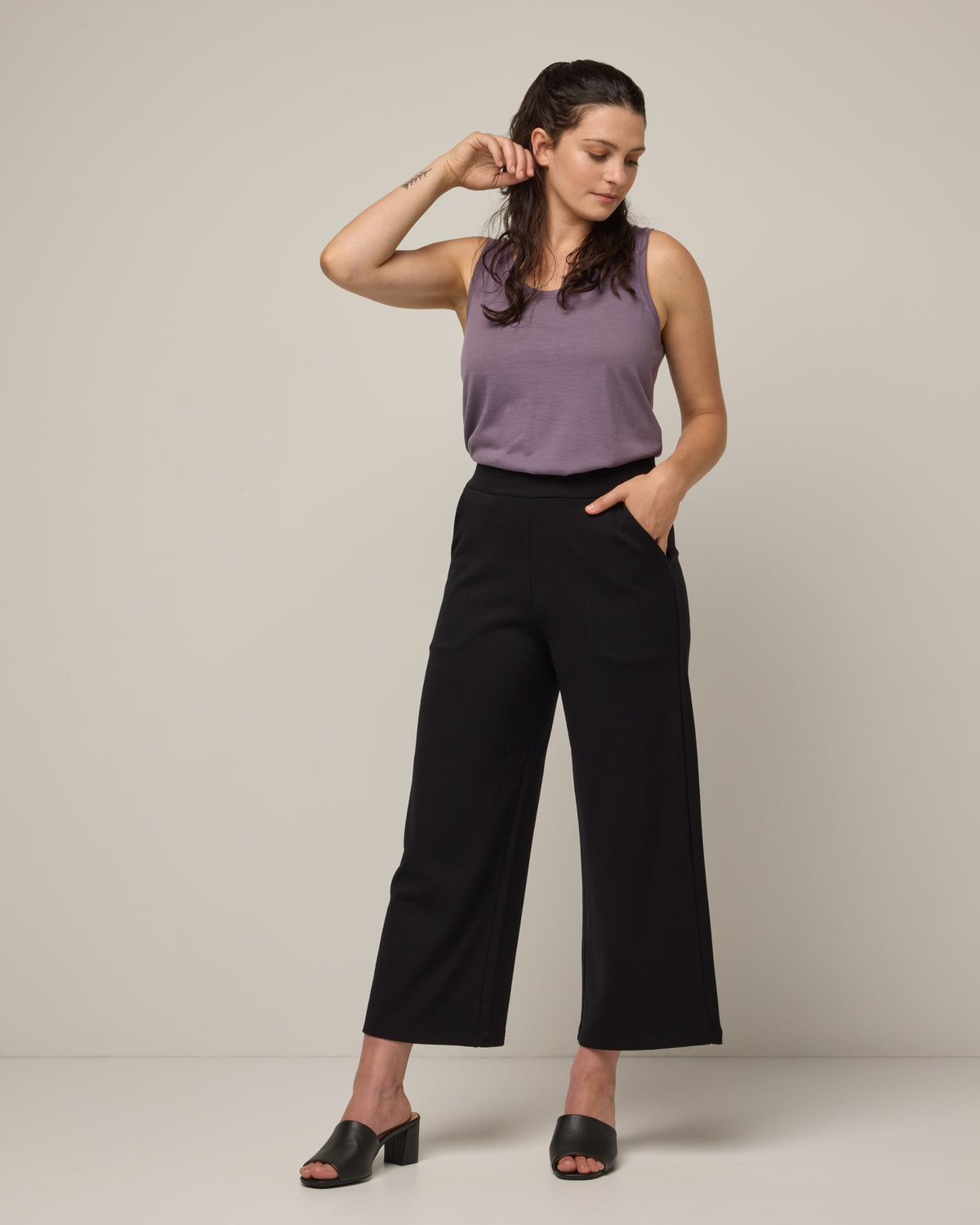 model-spec:Elana is 5'6", wearing a size M Regular