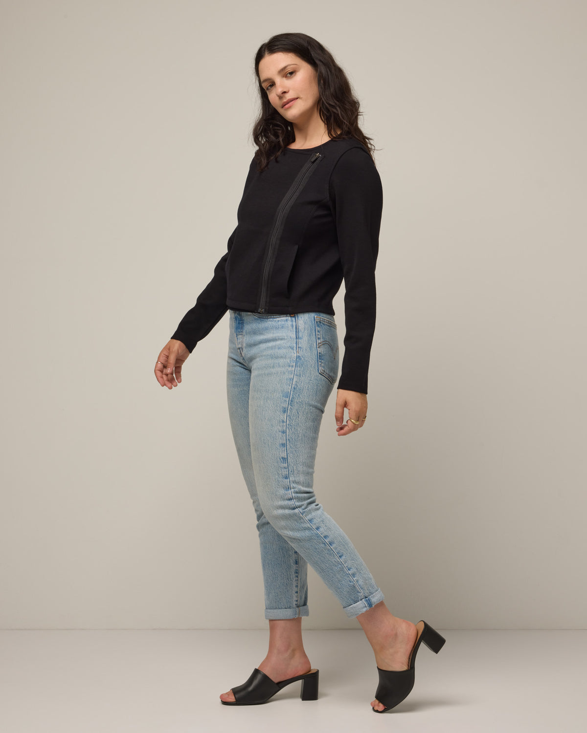 model-spec:Elana is 5'6", wearing a size M