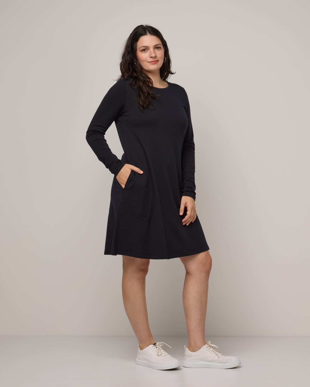 model-spec:Elana is 5'6", wearing a size M Regular