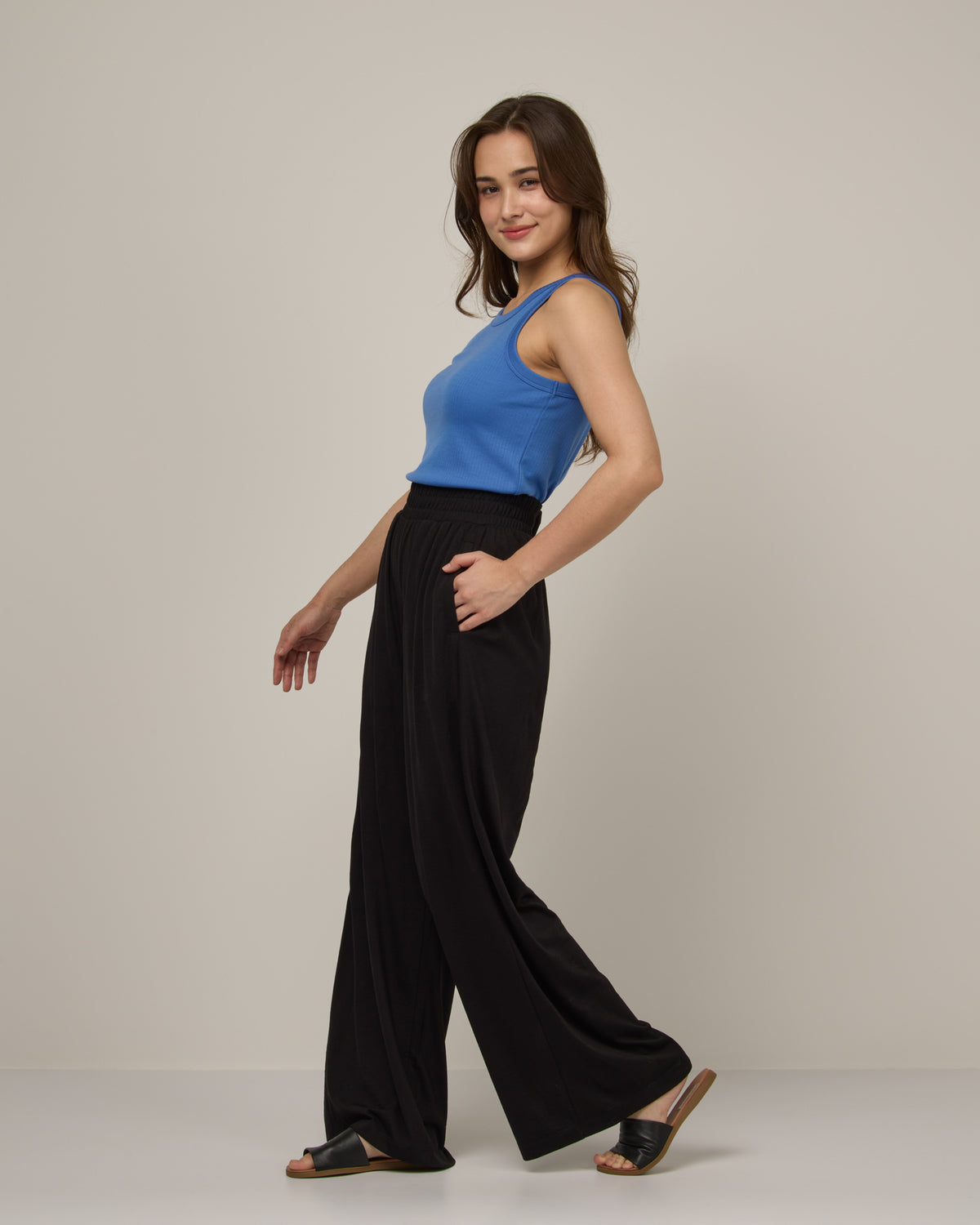 model-spec:Victoria is 5'5", wearing a size XS Regular
