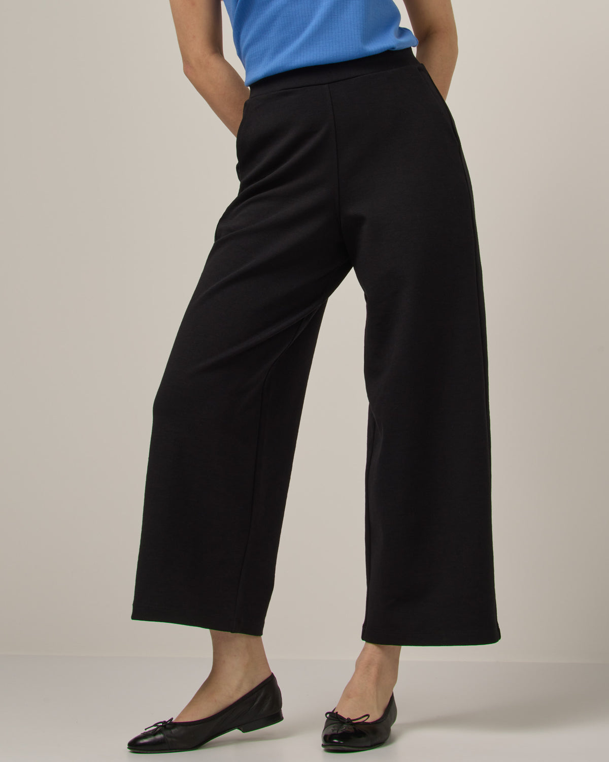 model-spec:Victoria is 5'5", wearing a size XS Regular
