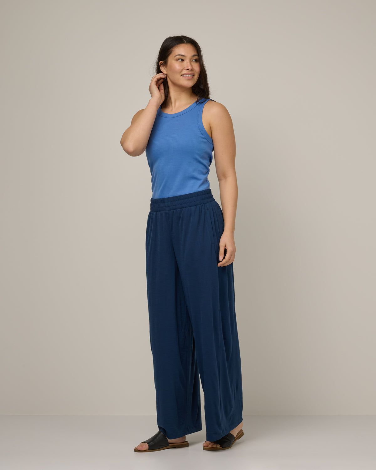 model-spec:Maile is 5'9", wearing a size M Regular