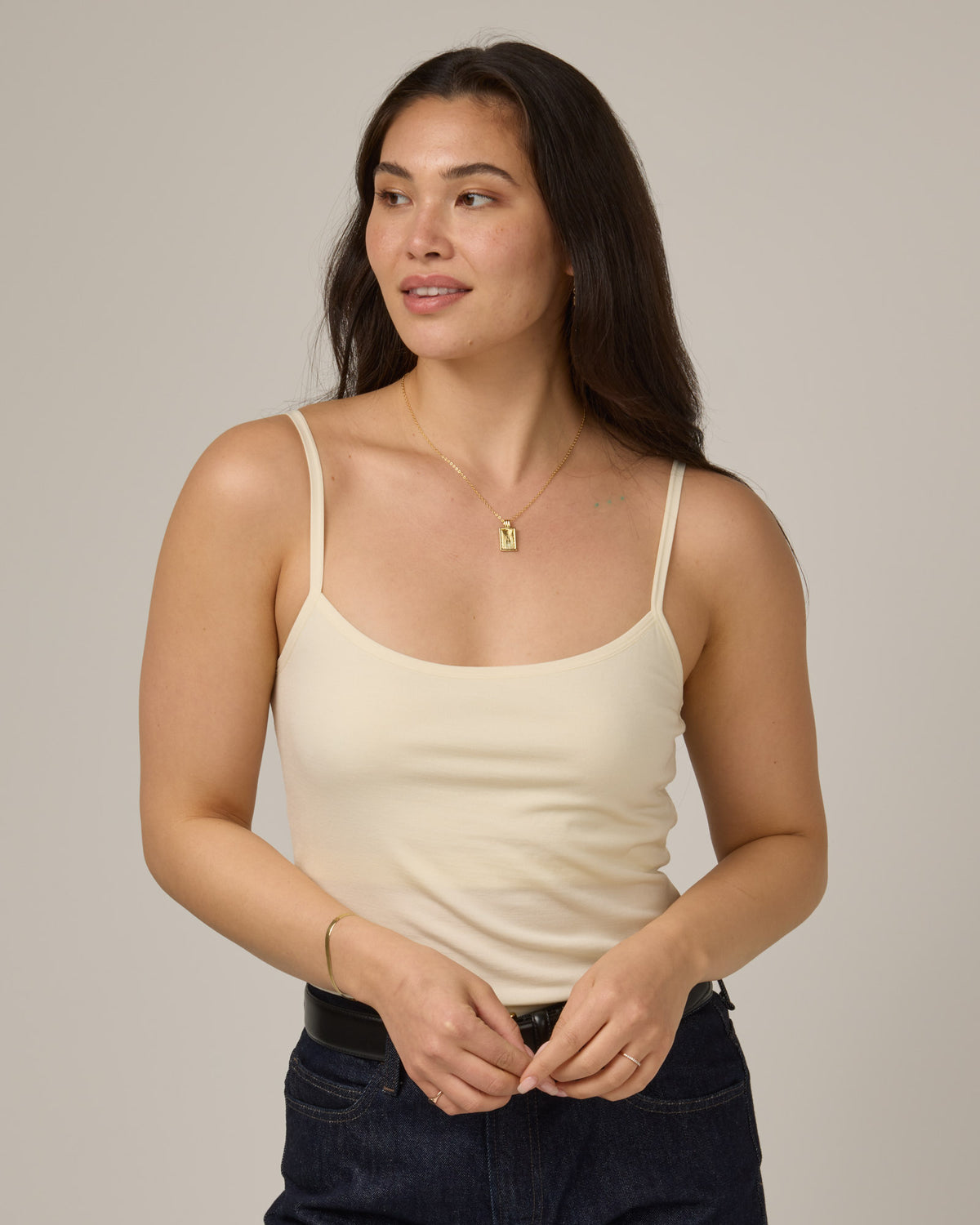 model-spec:Maile is 5'9", wearing a size M