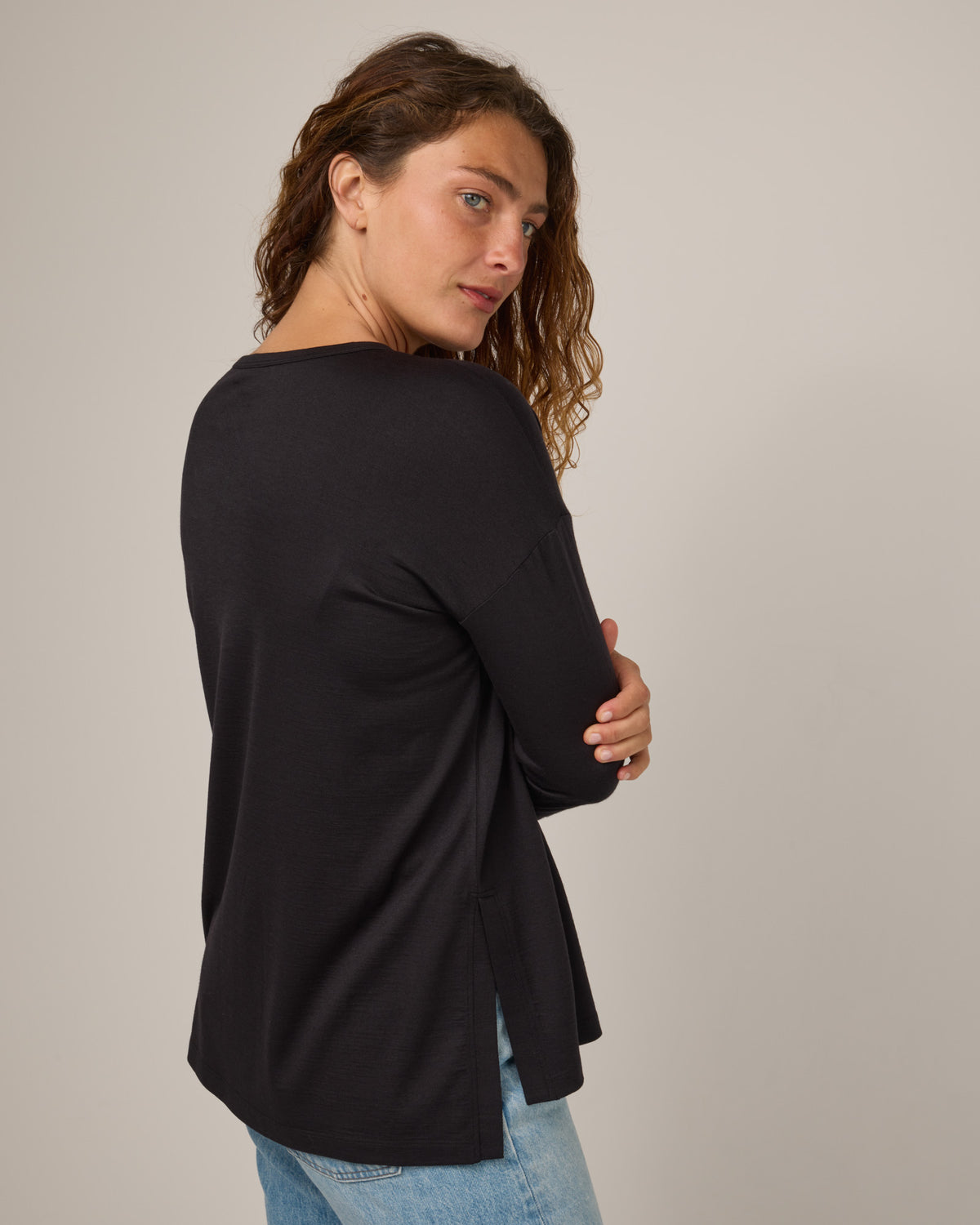 model-spec:Makinna is is 5'8", wearing a size M