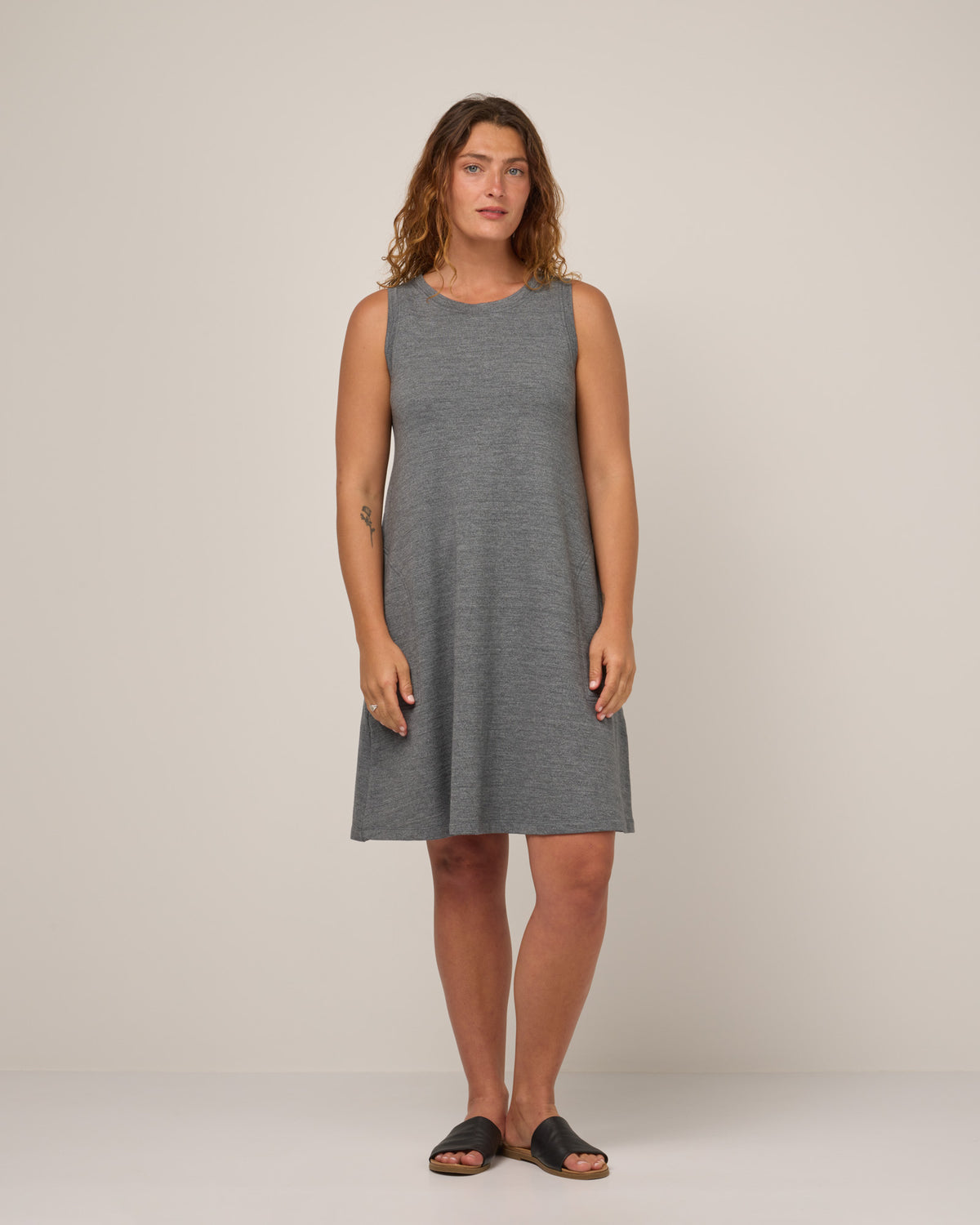 model-spec:Makinna is is 5'8", wearing a size M
