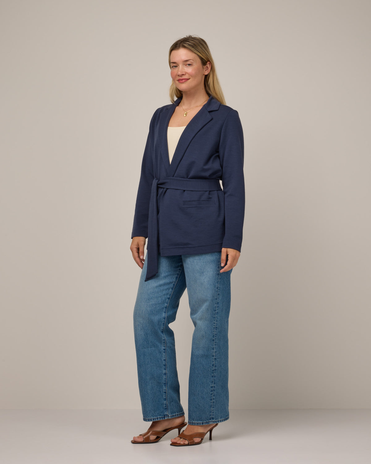 model-spec:Saasha is 5'9", wearing a size M