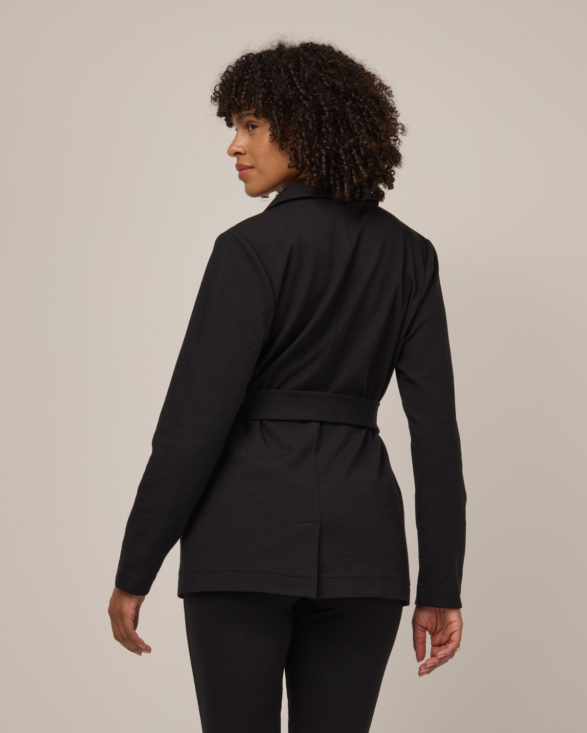 model-spec:Janiah is 5'7", wearing a size XS