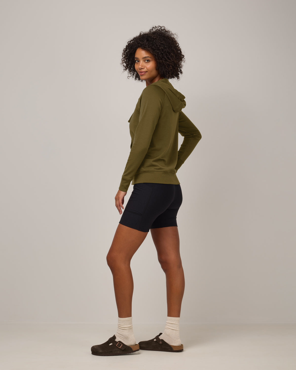 model-spec:Valyn is 5'10", wearing a size S
