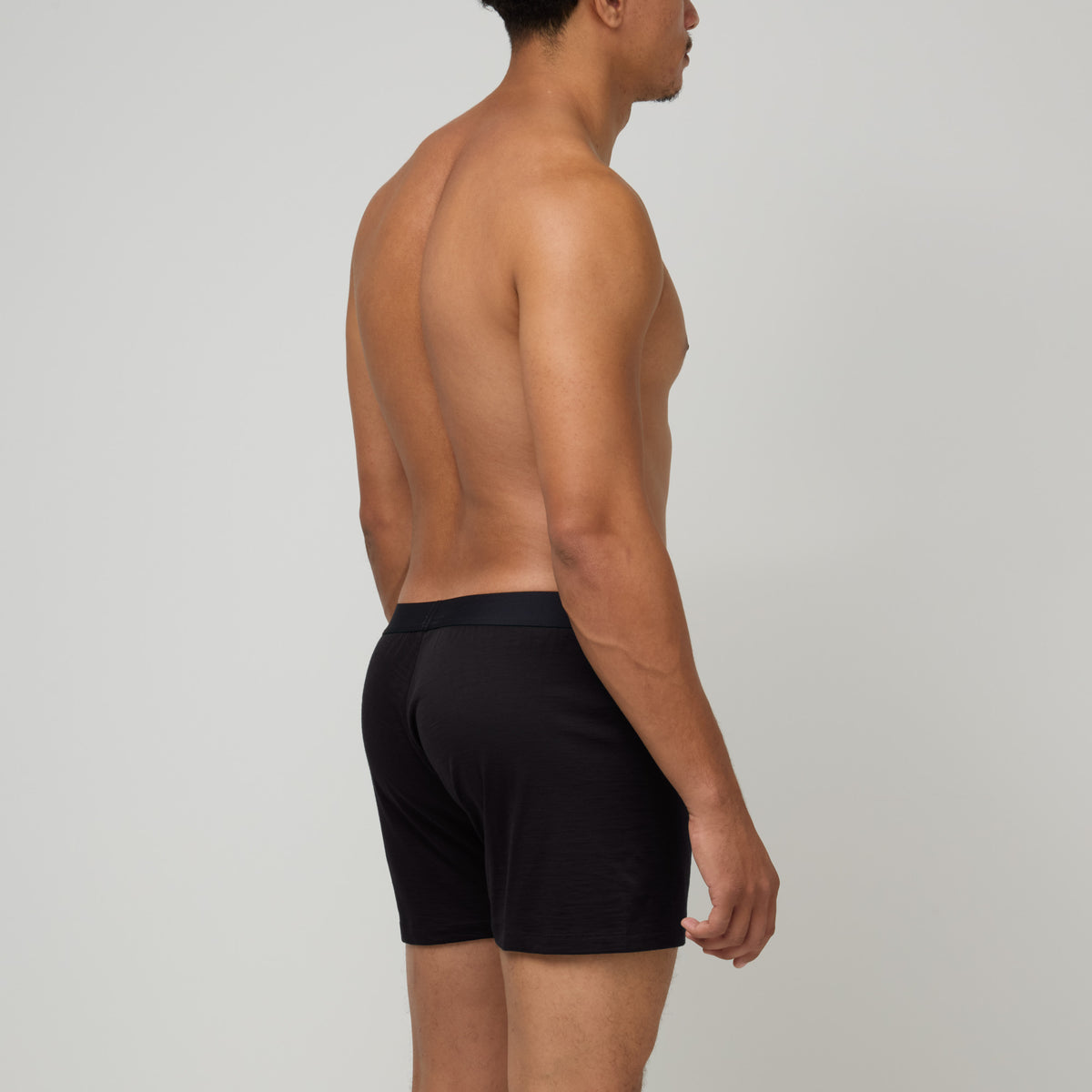 model-spec:Nico is 5'11", and wears size M