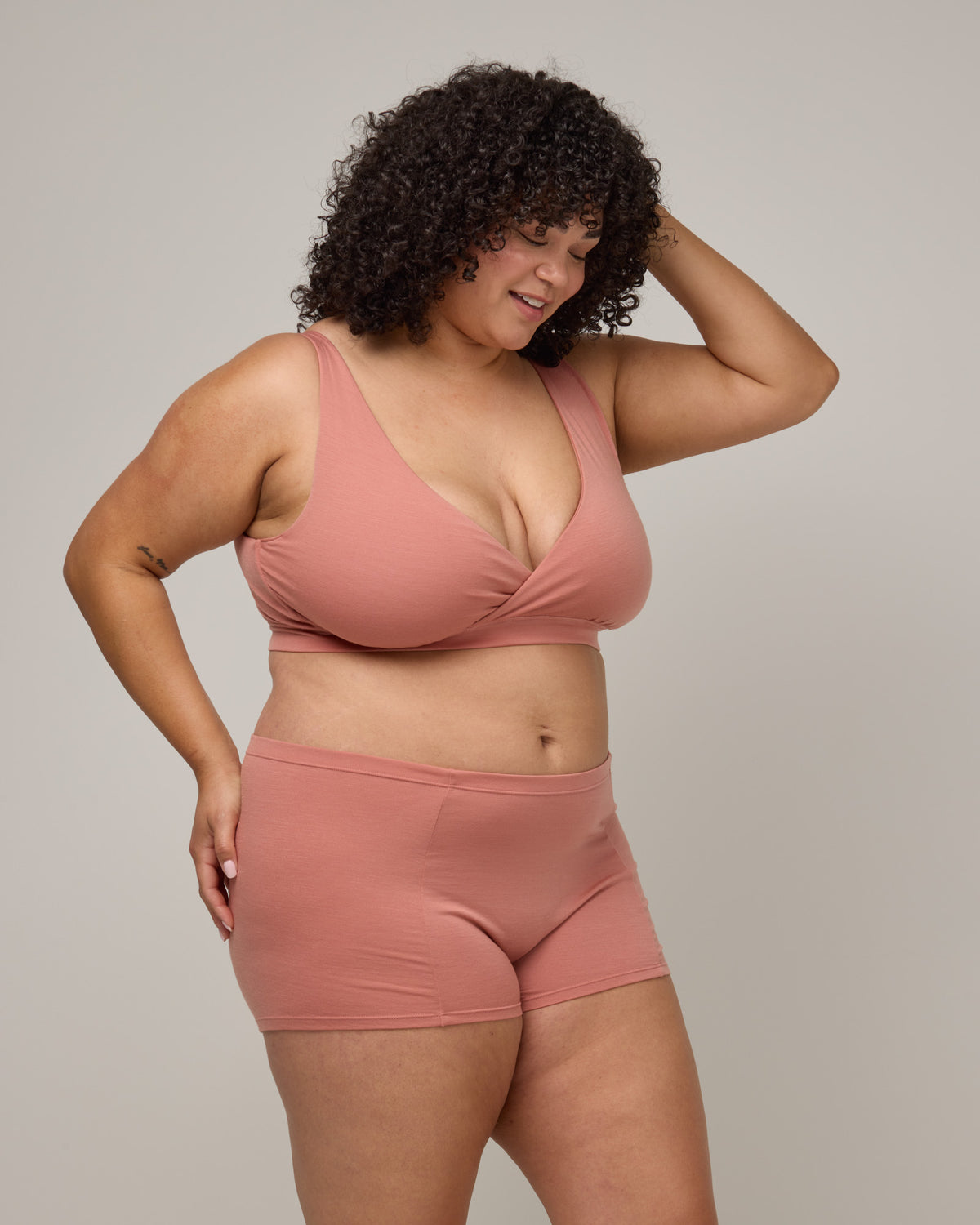 model-spec:Daron's hips are 50.5", and she wears a size 2X