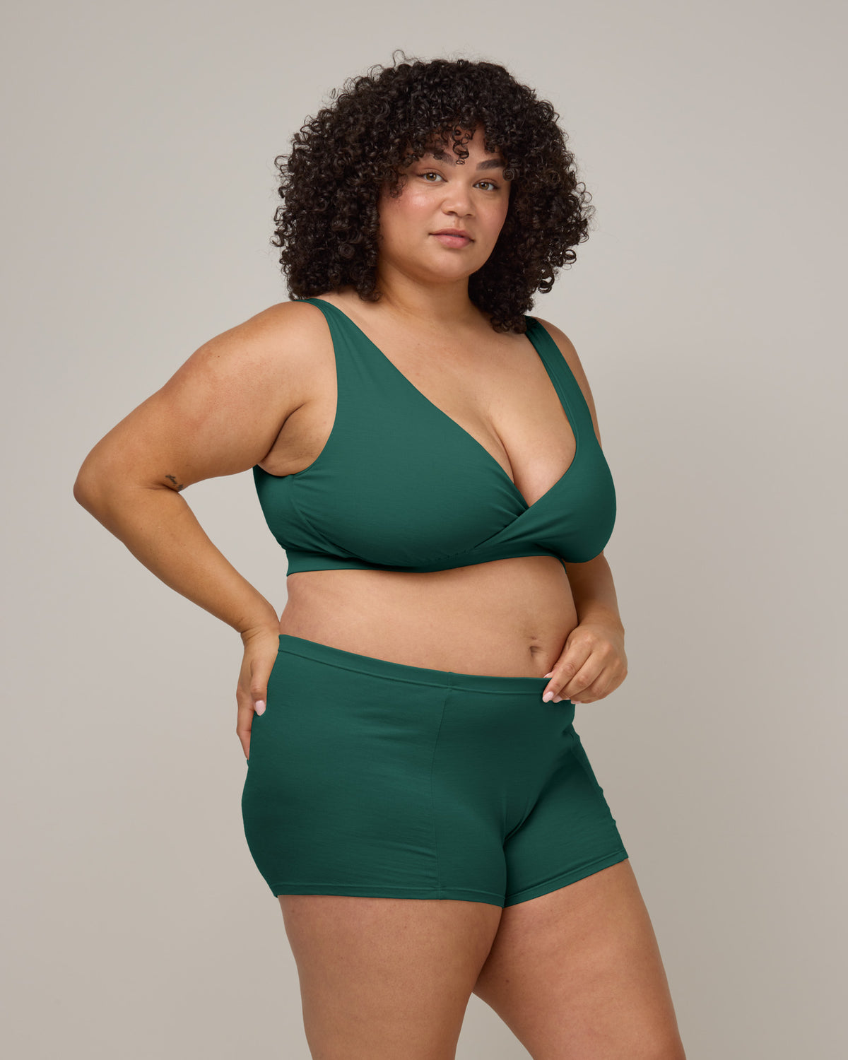model-spec:Daron's bust is 51.5", and she wears a size 2X