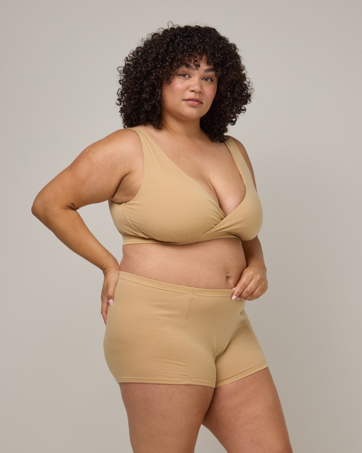model-spec:Daron's hips are 50.5", and she wears a size 2X