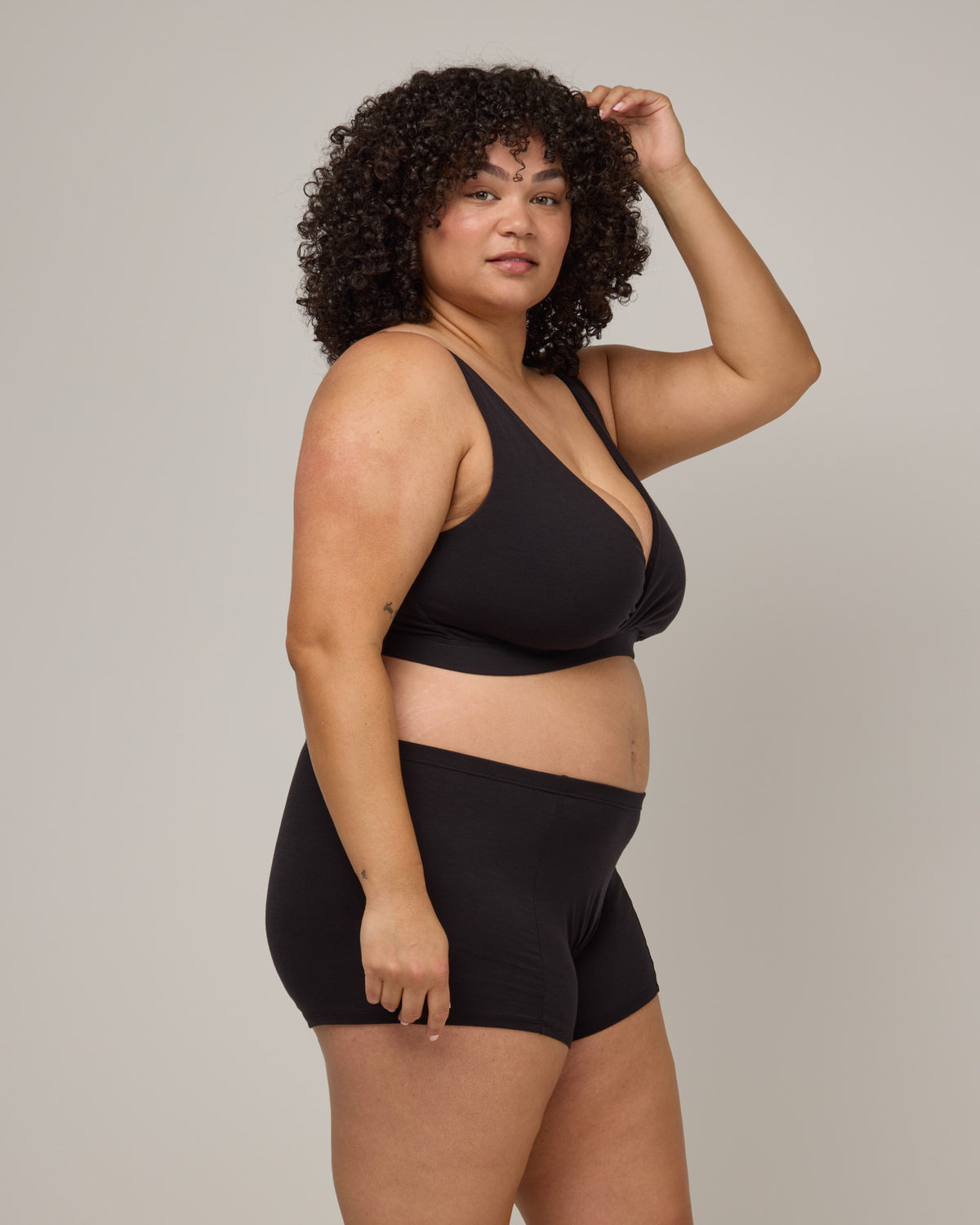 model-spec:Daron's hips are 50.5", and she wears a size 2X
