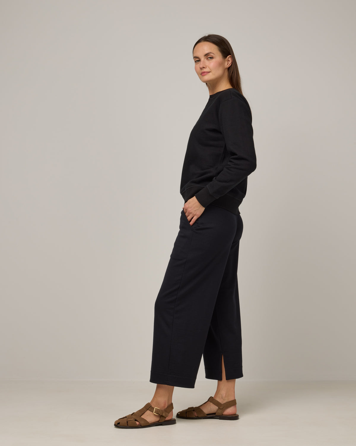 model-spec:Nicole is 5'8", wearing a size S