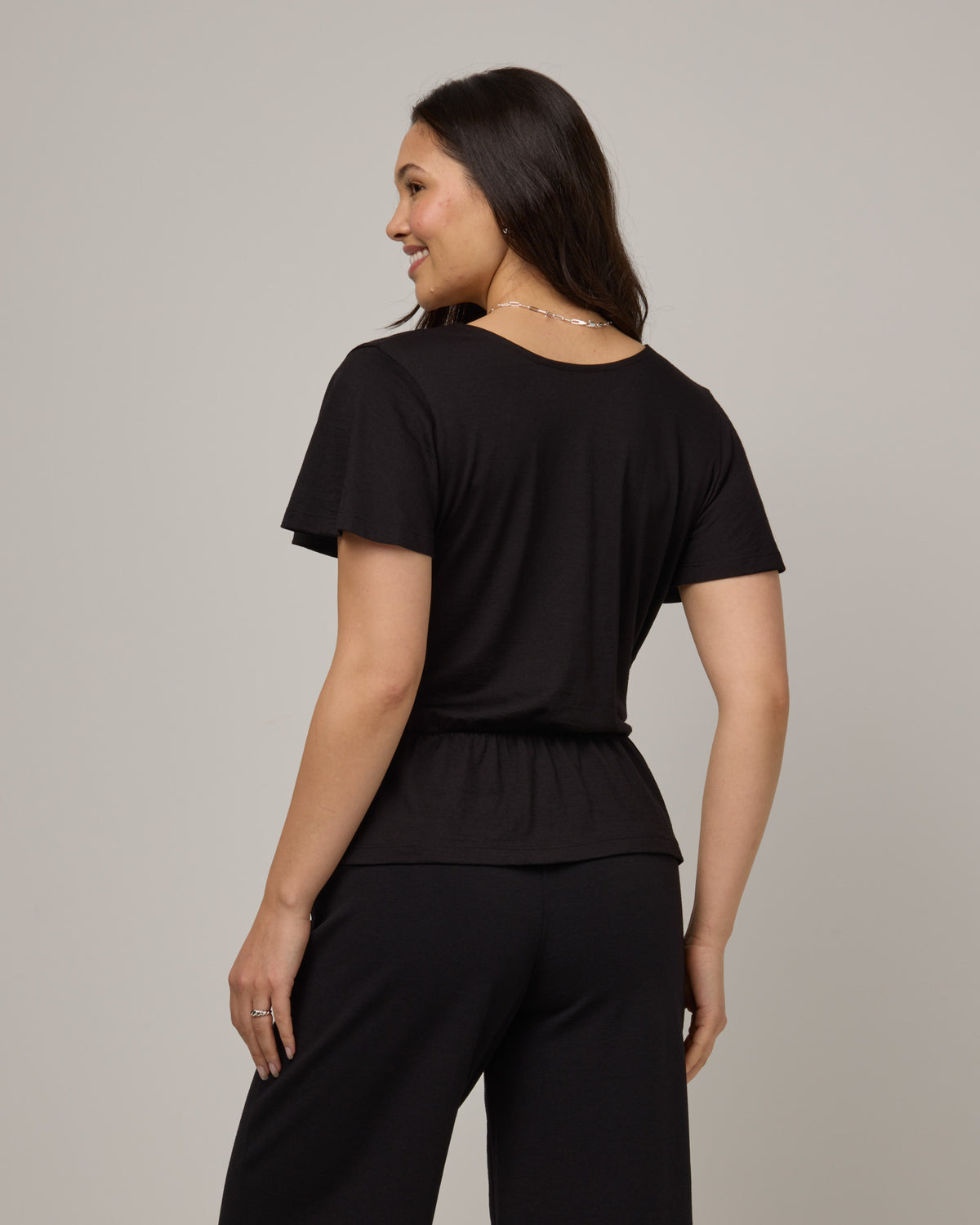 model-spec:Maile is 5'9", wearing a size M
