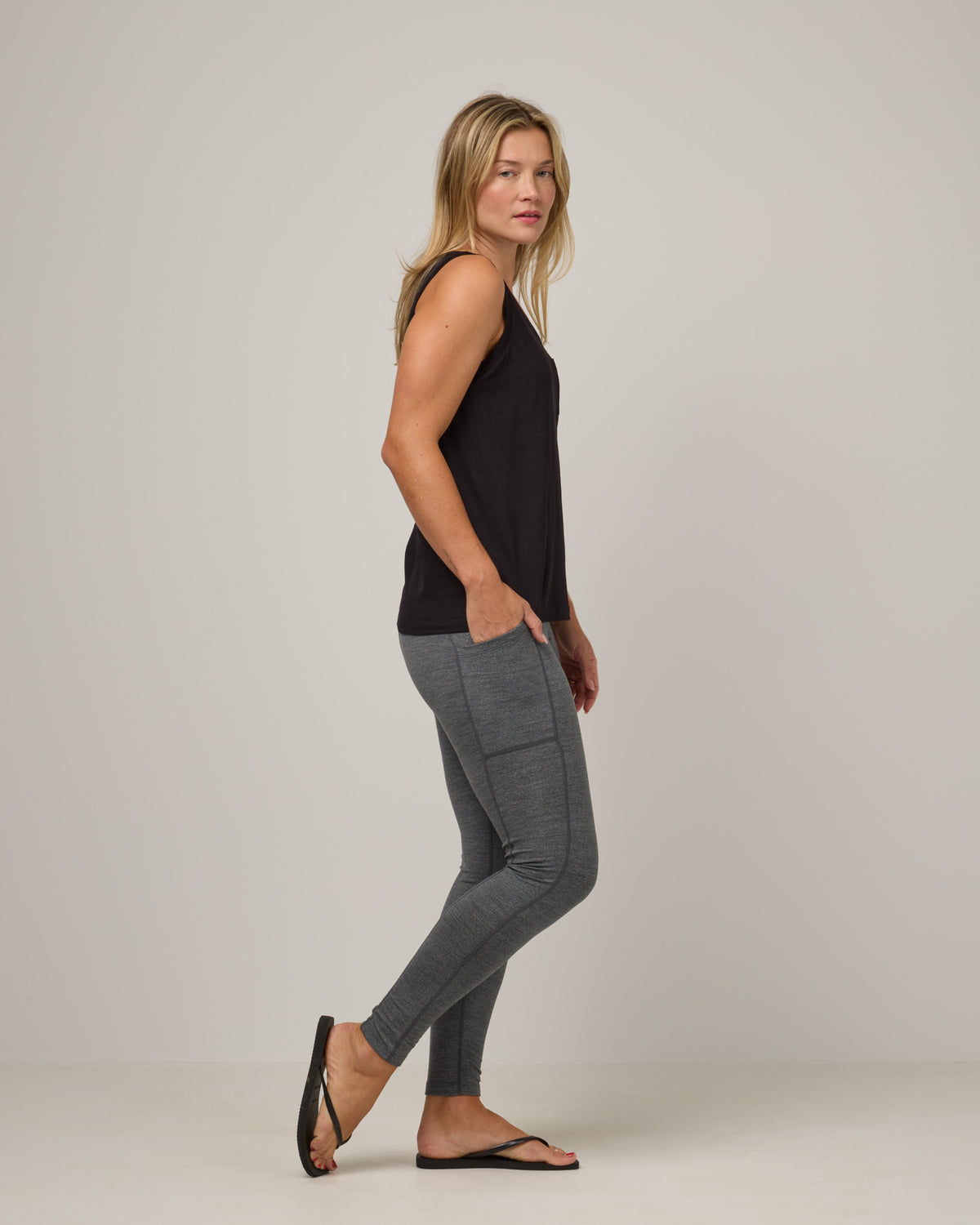 model-spec:Saasha is 5'9", wearing a size M