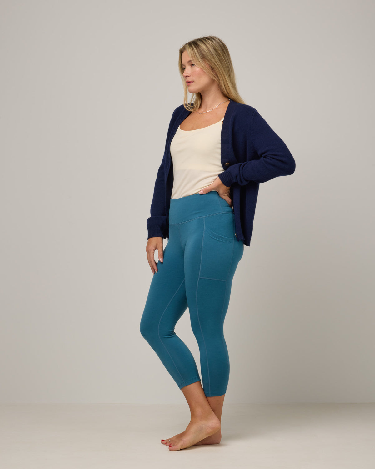 model-spec:Saasha is 5'9", wearing a size M