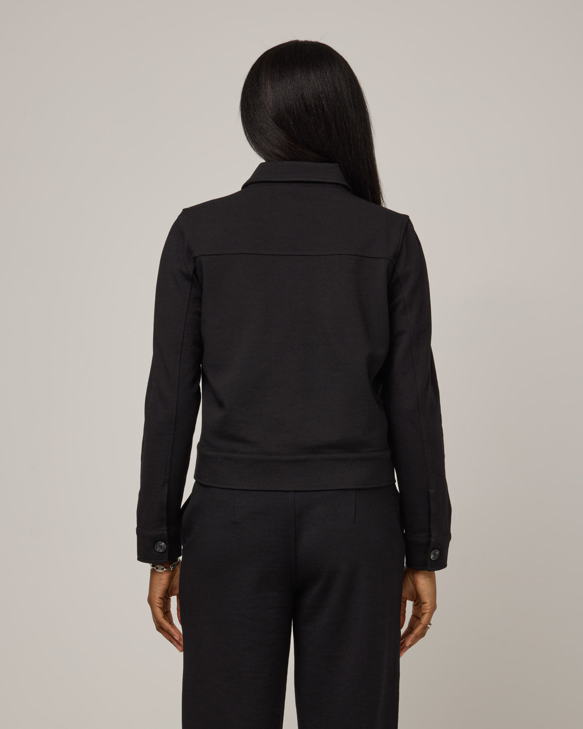model-spec:Laah is 5'9", wearing a size M
