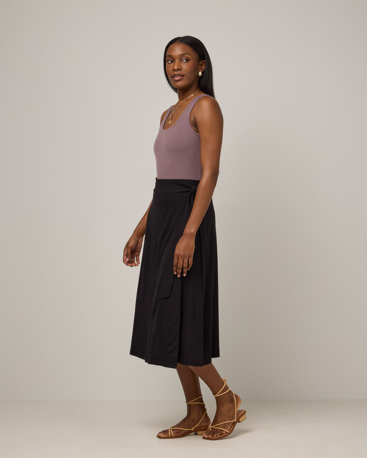 model-spec:Laah is 5'9", wearing a size M