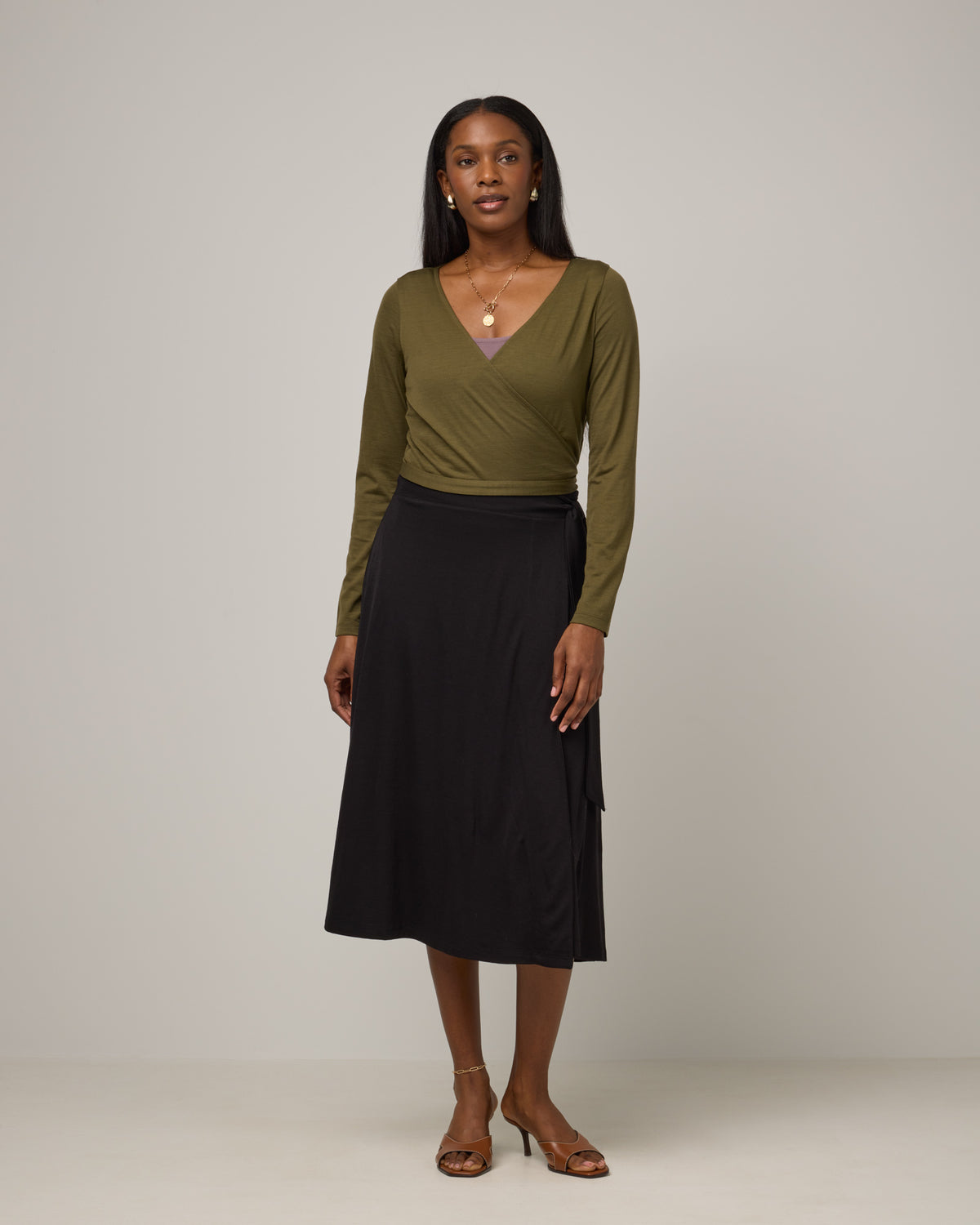 model-spec:Laah is 5'9", wearing a size M