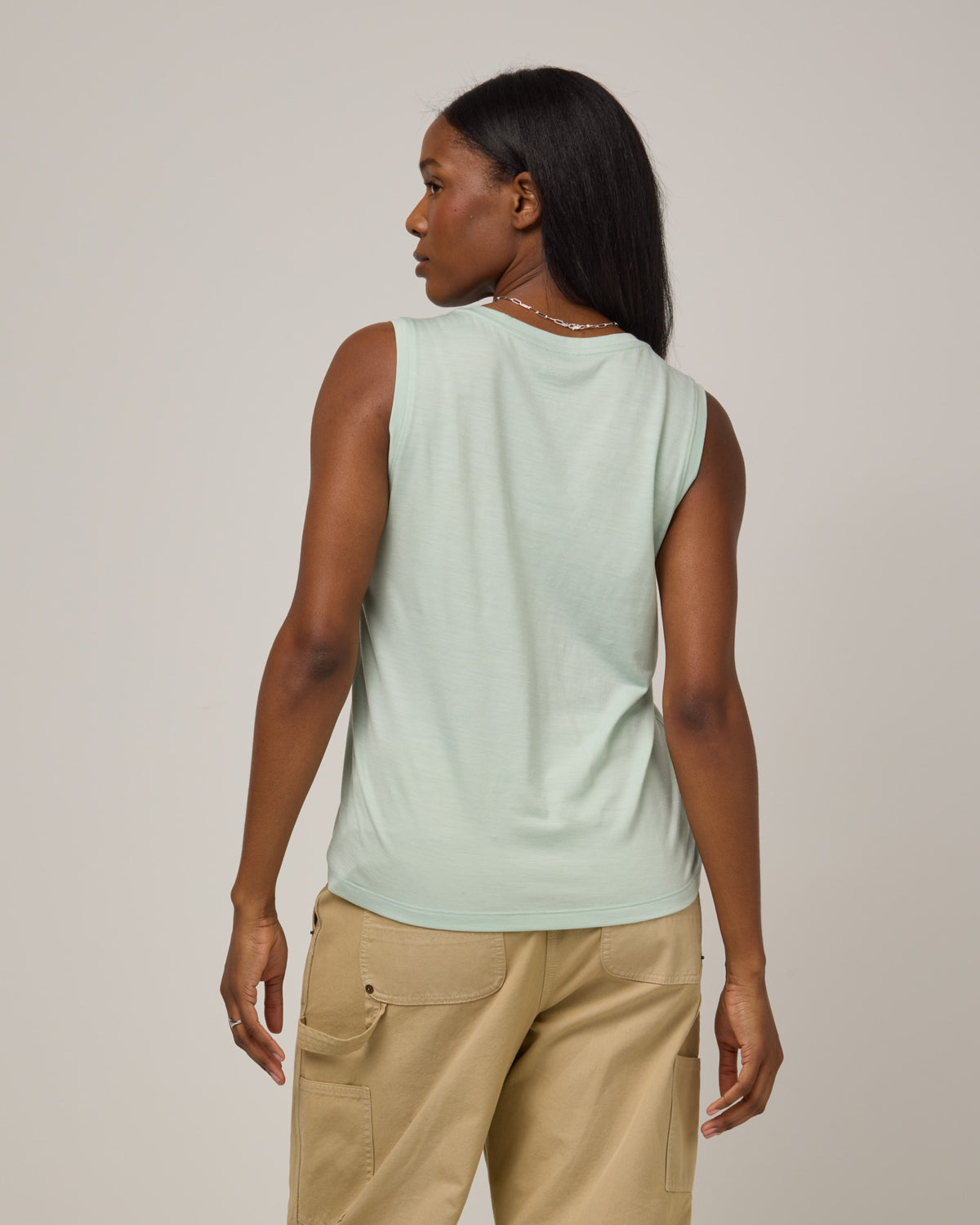 model-spec:Laah is 5'9", wearing a size M