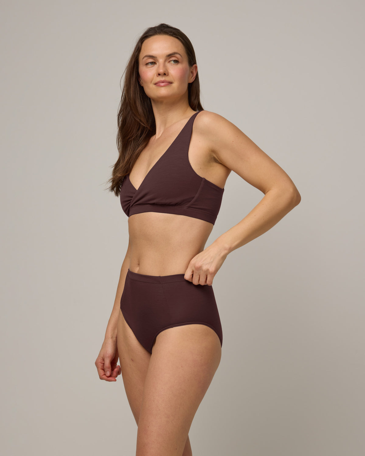 model-spec:Nicole's hips are 40.25", and she wears a size S