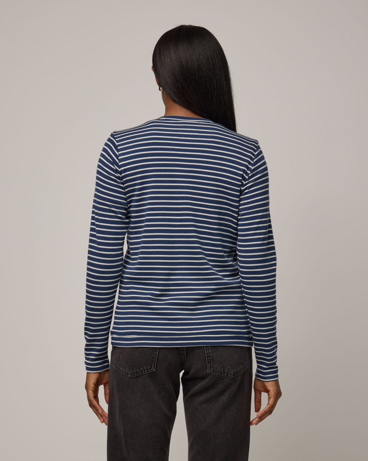 model-spec:Laah is 5'9", wearing a size M