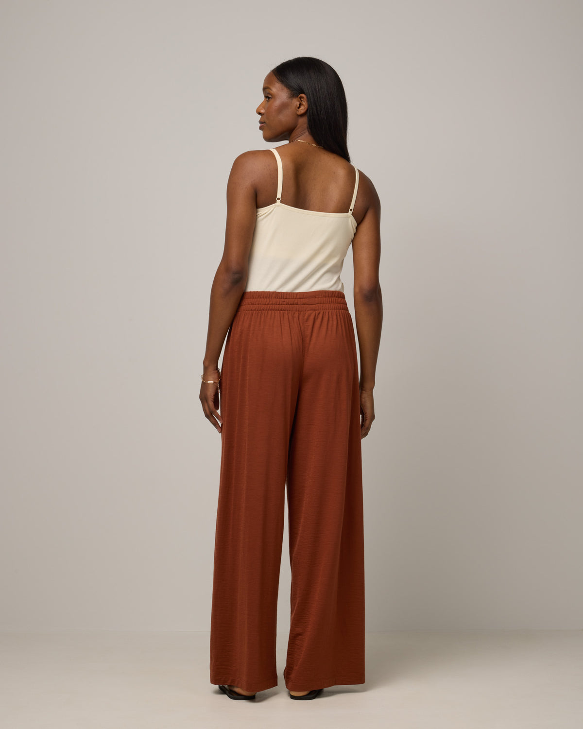 model-spec:Laah is 5'9", wearing a size M Regular