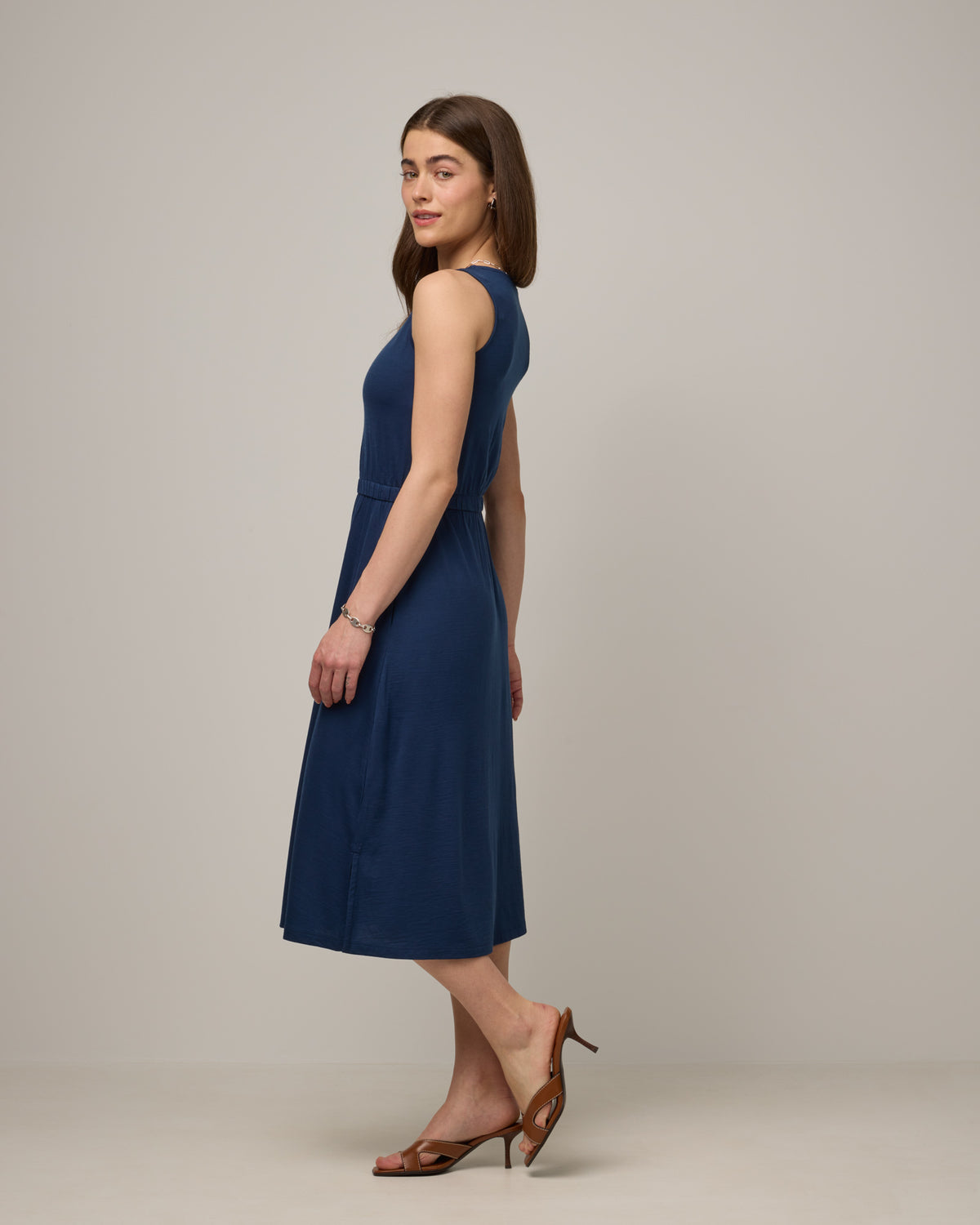 model-spec:Brenna is 5’7.5”, wearing a size XS