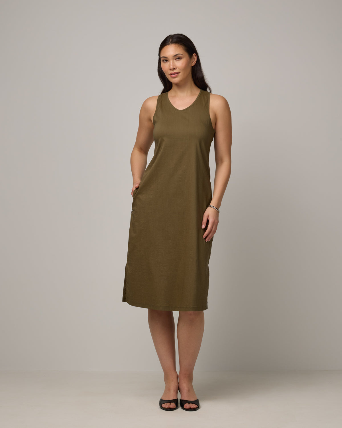 model-spec:Maile is 5'9", wearing a size M