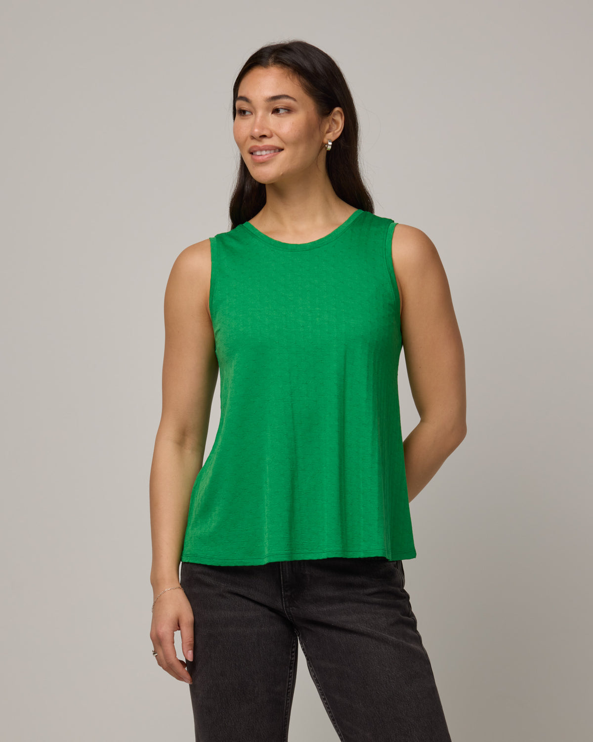 model-spec:Maile is 5'9", wearing a size M