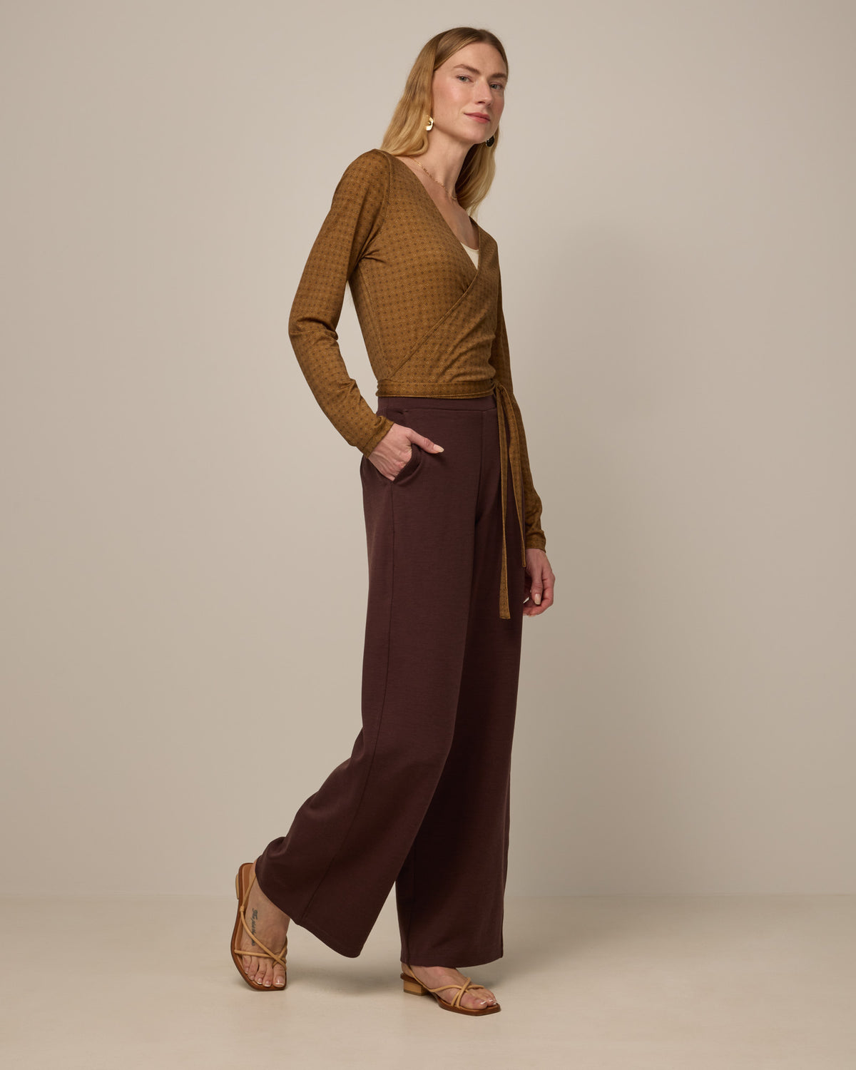 model-spec:Madison is 5’10” wearing a size S Regular