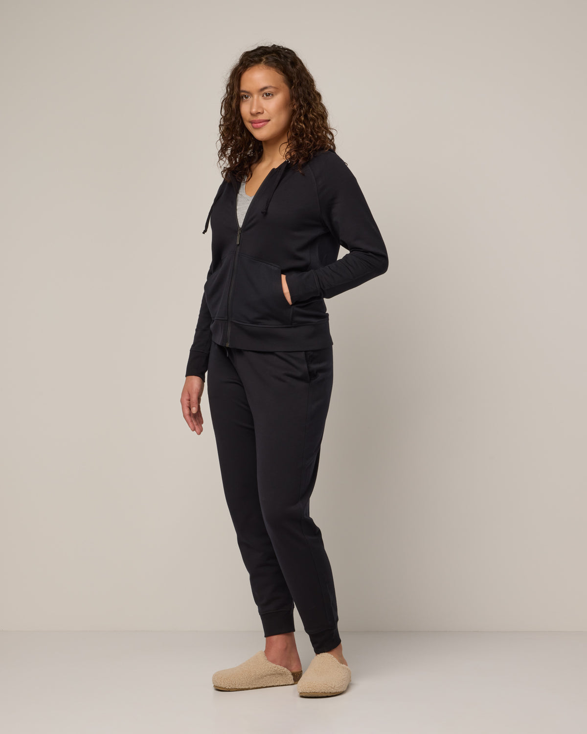 model-spec:Sadie is 5'9", wearing a size M